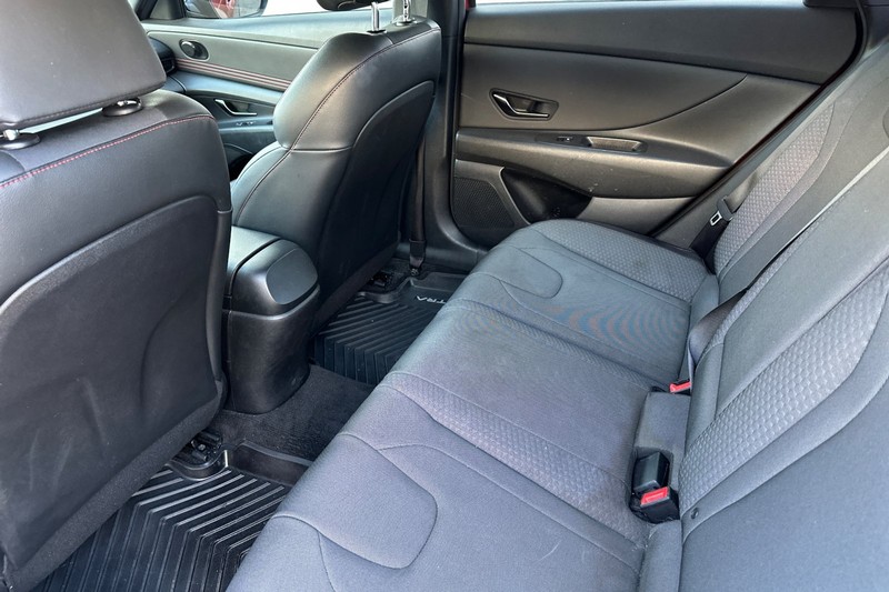 Hyundai Elantra Vehicle Full-screen Gallery Image 14