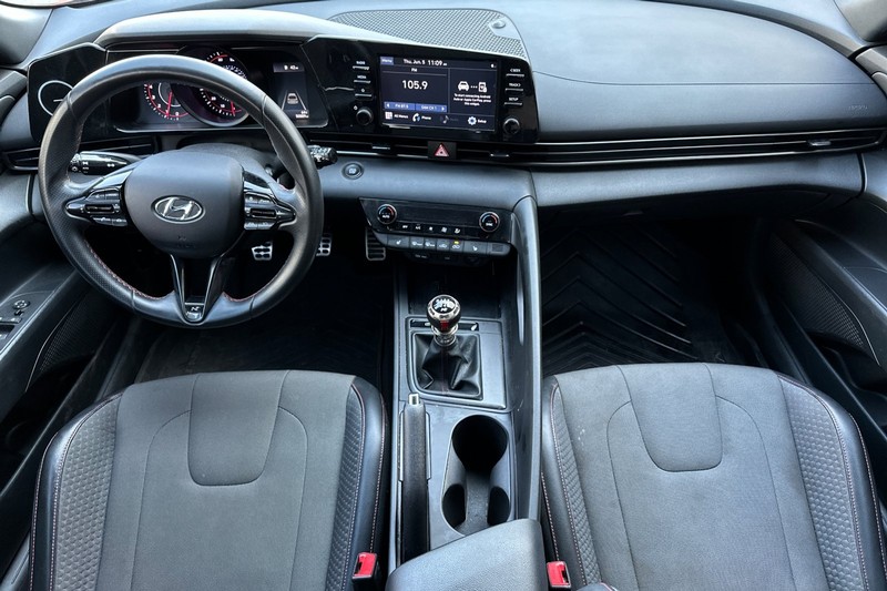 Hyundai Elantra Vehicle Full-screen Gallery Image 15