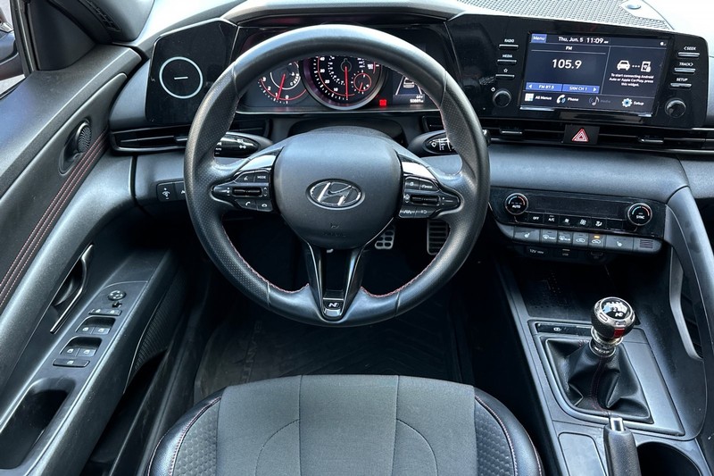 Hyundai Elantra Vehicle Full-screen Gallery Image 16