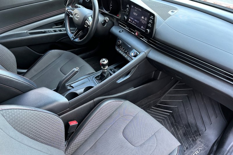 Hyundai Elantra Vehicle Full-screen Gallery Image 18