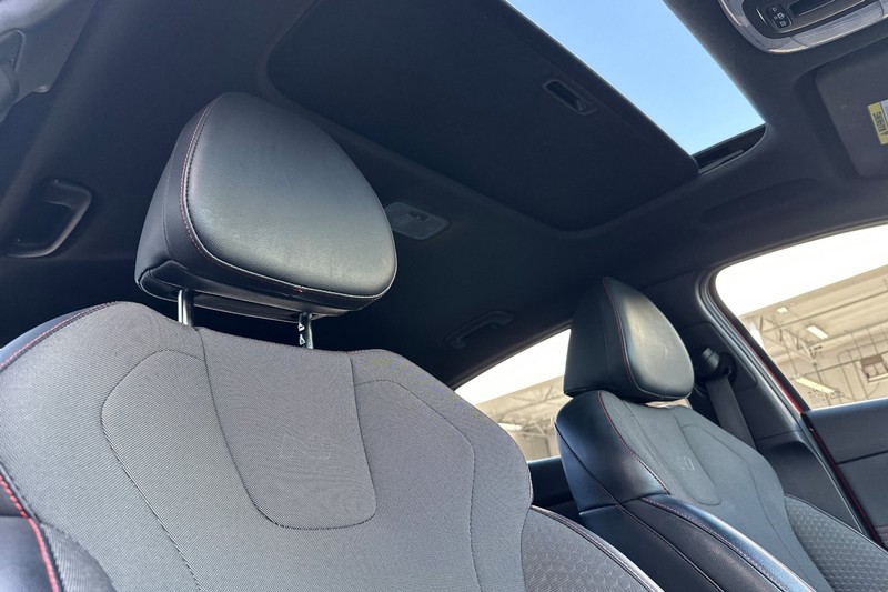Hyundai Elantra Vehicle Full-screen Gallery Image 19