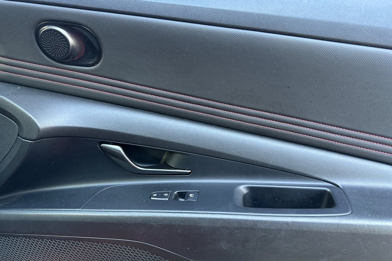 Hyundai Elantra Vehicle Full-screen Gallery Image 20