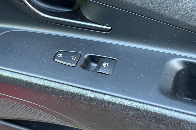 Hyundai Elantra Vehicle Full-screen Gallery Image 21
