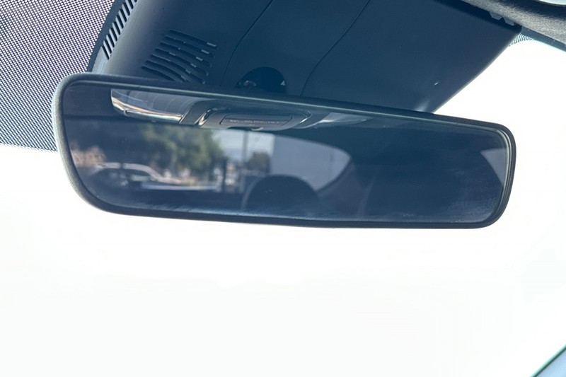 Hyundai Elantra Vehicle Full-screen Gallery Image 24