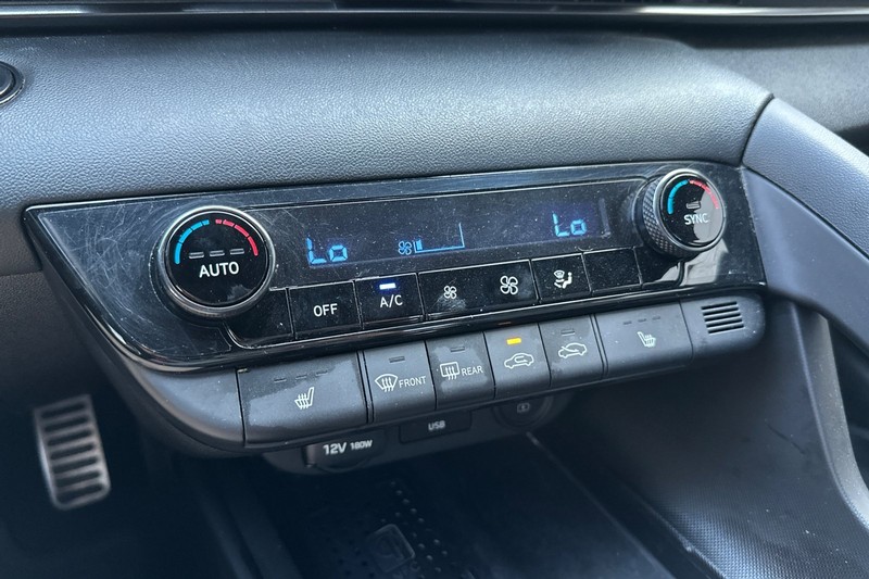 Hyundai Elantra Vehicle Full-screen Gallery Image 27