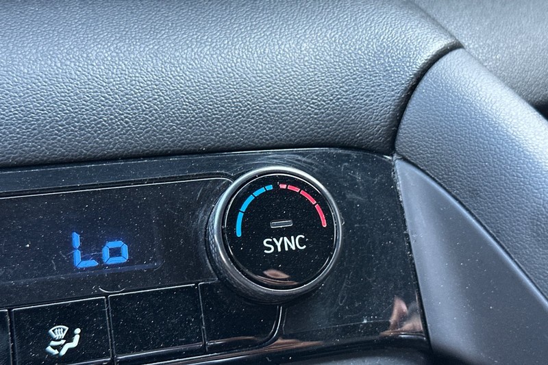 Hyundai Elantra Vehicle Full-screen Gallery Image 29