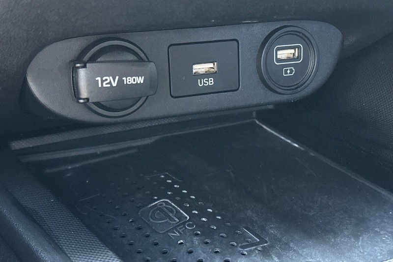 Hyundai Elantra Vehicle Full-screen Gallery Image 30