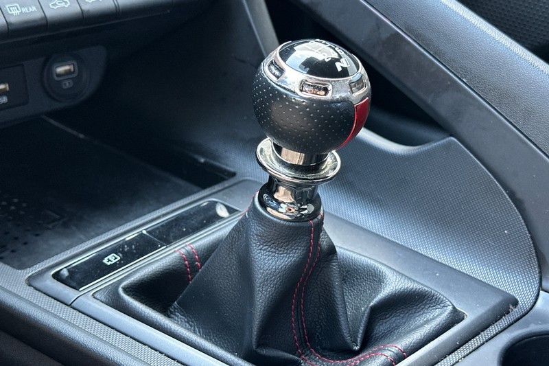 Hyundai Elantra Vehicle Full-screen Gallery Image 32