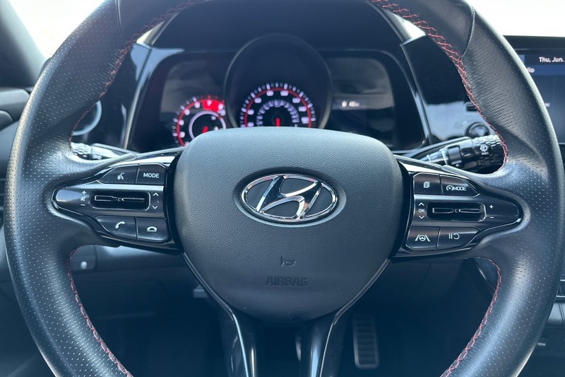 Hyundai Elantra Vehicle Full-screen Gallery Image 34
