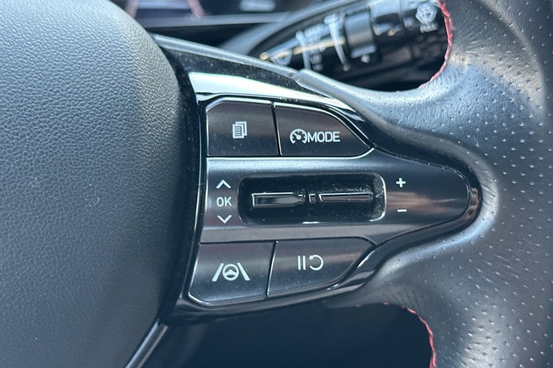 Hyundai Elantra Vehicle Full-screen Gallery Image 37