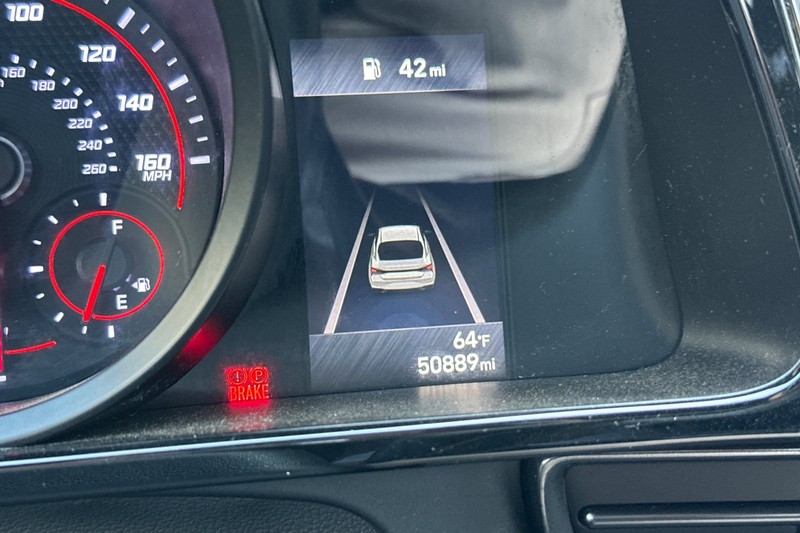 Hyundai Elantra Vehicle Full-screen Gallery Image 40