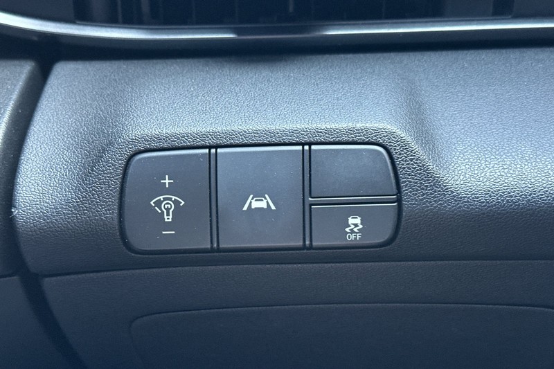 Hyundai Elantra Vehicle Full-screen Gallery Image 41