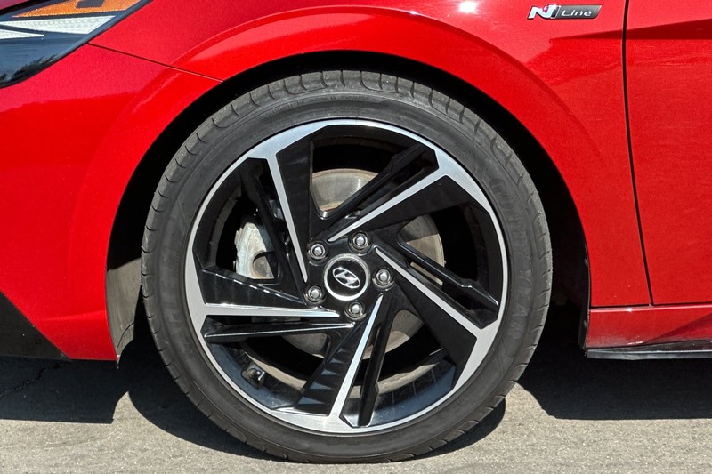 Hyundai Elantra Vehicle Full-screen Gallery Image 42