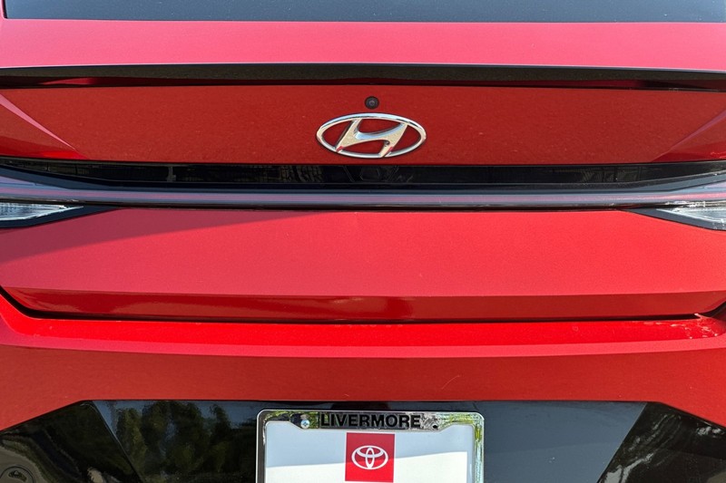 Hyundai Elantra Vehicle Full-screen Gallery Image 46
