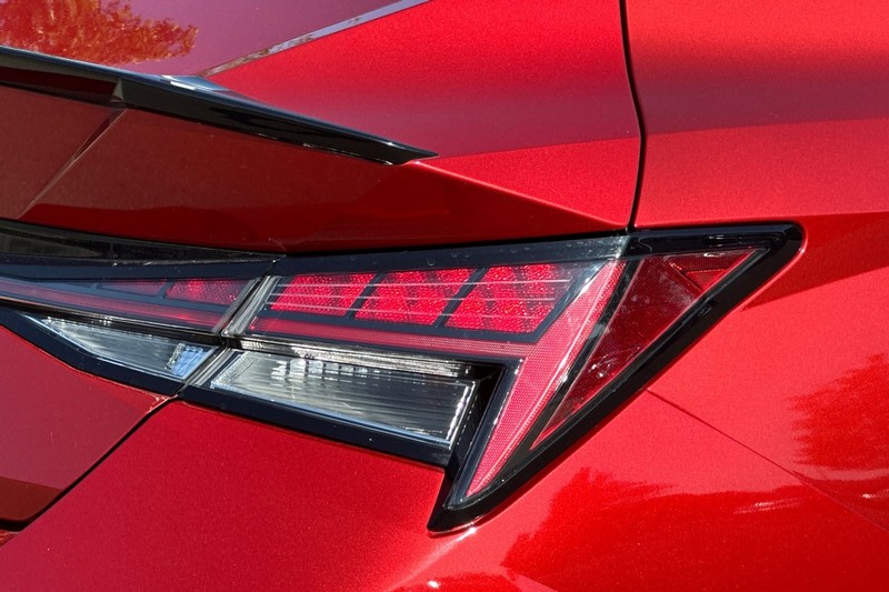 Hyundai Elantra Vehicle Full-screen Gallery Image 47
