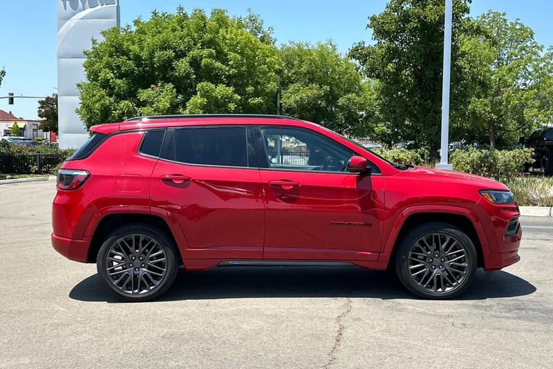 Jeep Compass Vehicle Full-screen Gallery Image 03