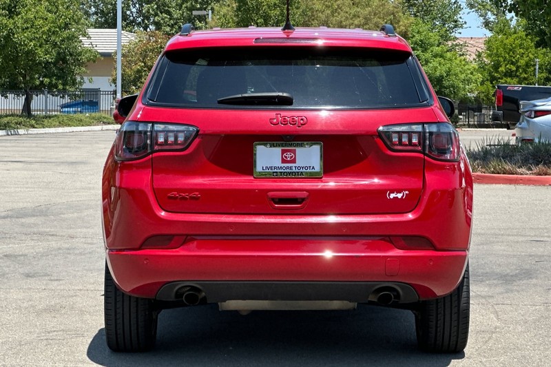 Jeep Compass Vehicle Full-screen Gallery Image 05