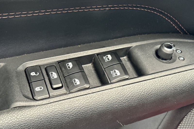 Jeep Compass Vehicle Full-screen Gallery Image 12