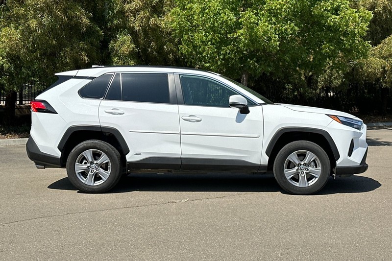 Toyota RAV4 Vehicle Full-screen Gallery Image 03