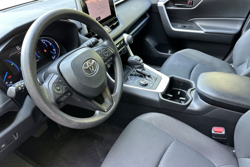 Toyota RAV4 Vehicle Full-screen Gallery Image 10