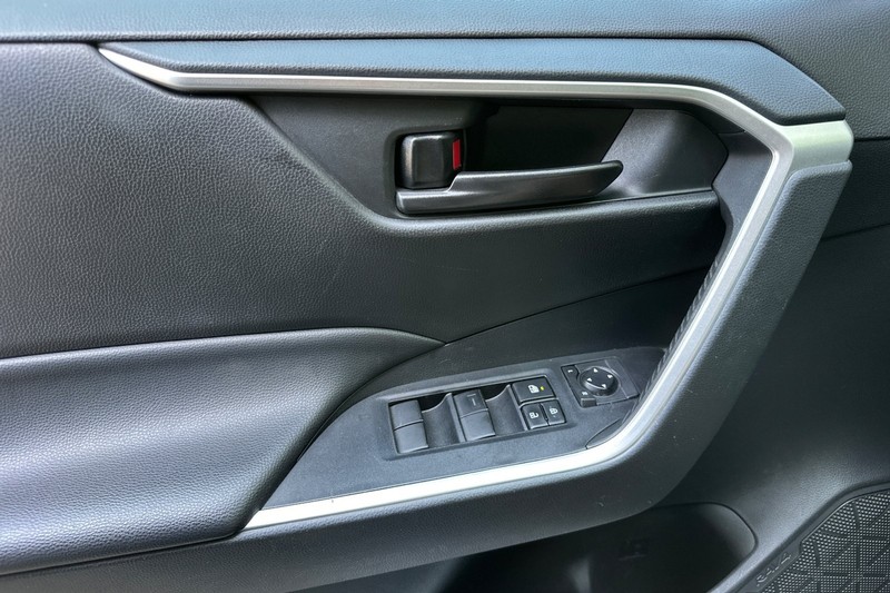 Toyota RAV4 Vehicle Full-screen Gallery Image 11