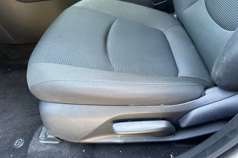Toyota RAV4 Vehicle Full-screen Gallery Image 13