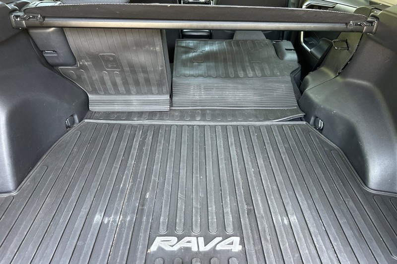 Toyota RAV4 Vehicle Full-screen Gallery Image 17