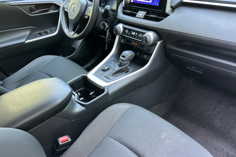 Toyota RAV4 Vehicle Full-screen Gallery Image 19