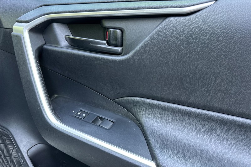 Toyota RAV4 Vehicle Full-screen Gallery Image 21