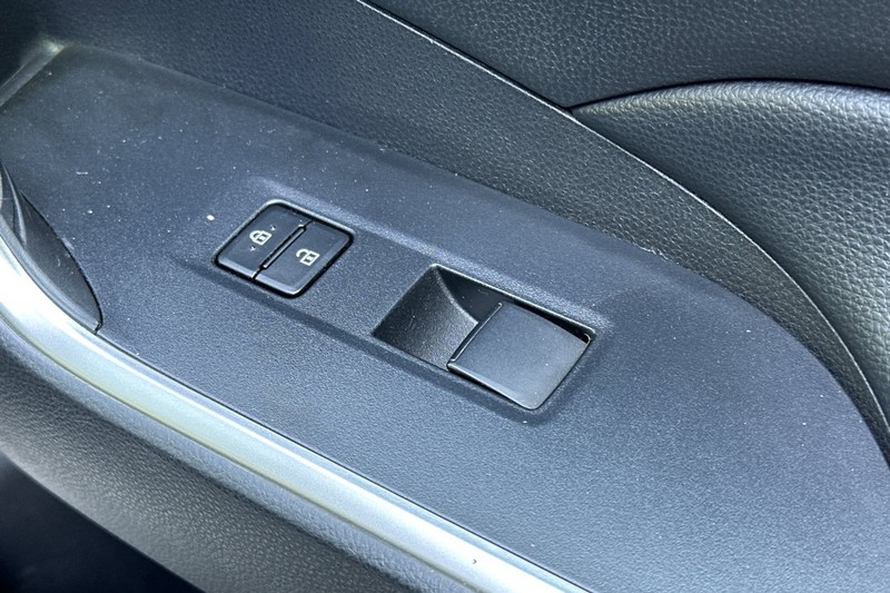Toyota RAV4 Vehicle Full-screen Gallery Image 22