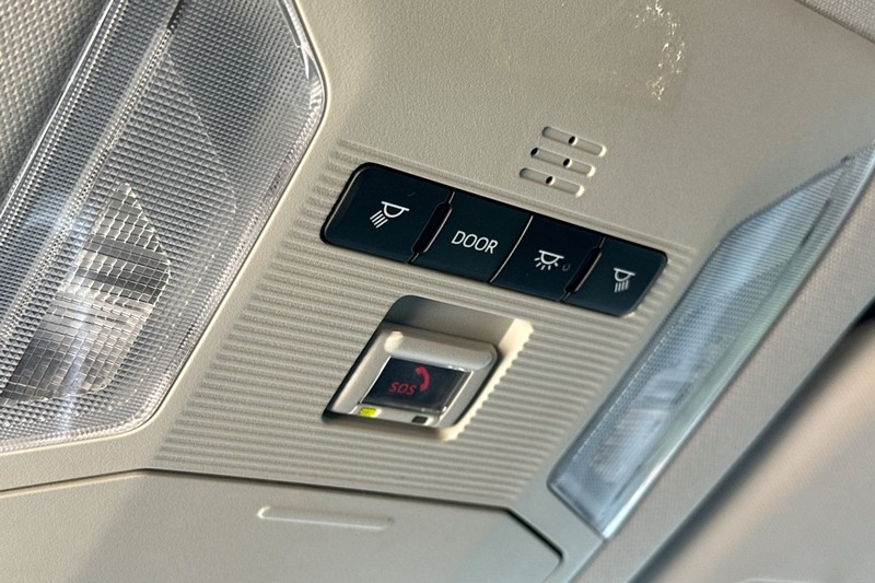 Toyota RAV4 Vehicle Full-screen Gallery Image 24
