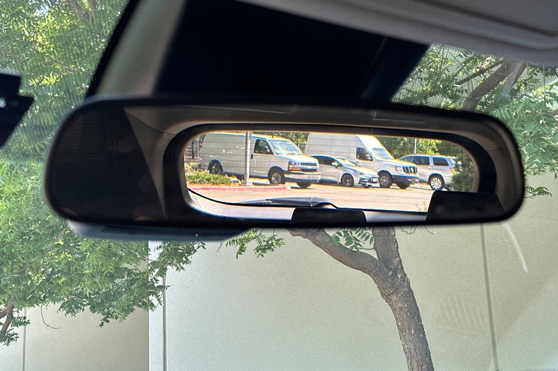 Toyota RAV4 Vehicle Full-screen Gallery Image 25