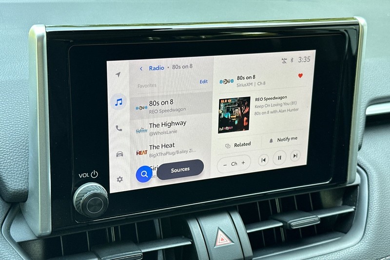 Toyota RAV4 Vehicle Full-screen Gallery Image 26