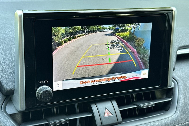 Toyota RAV4 Vehicle Full-screen Gallery Image 27