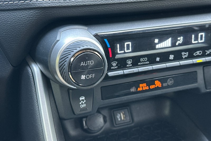 Toyota RAV4 Vehicle Full-screen Gallery Image 29