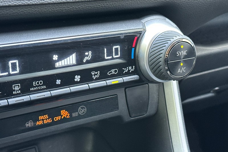 Toyota RAV4 Vehicle Full-screen Gallery Image 30