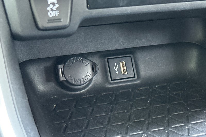 Toyota RAV4 Vehicle Full-screen Gallery Image 31