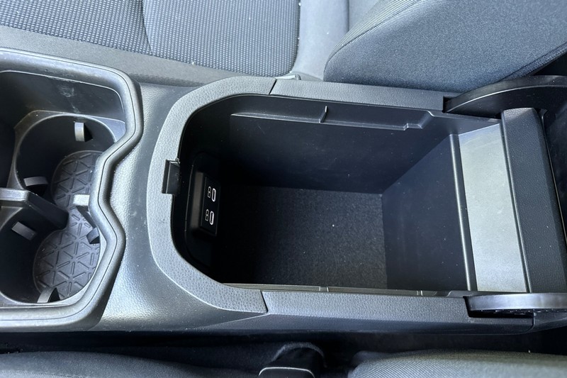 Toyota RAV4 Vehicle Full-screen Gallery Image 33
