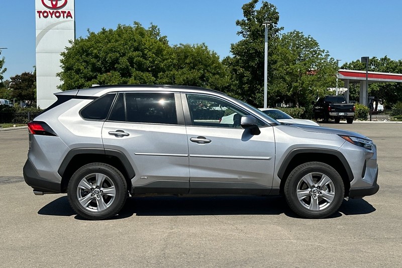 Toyota RAV4 Vehicle Full-screen Gallery Image 03