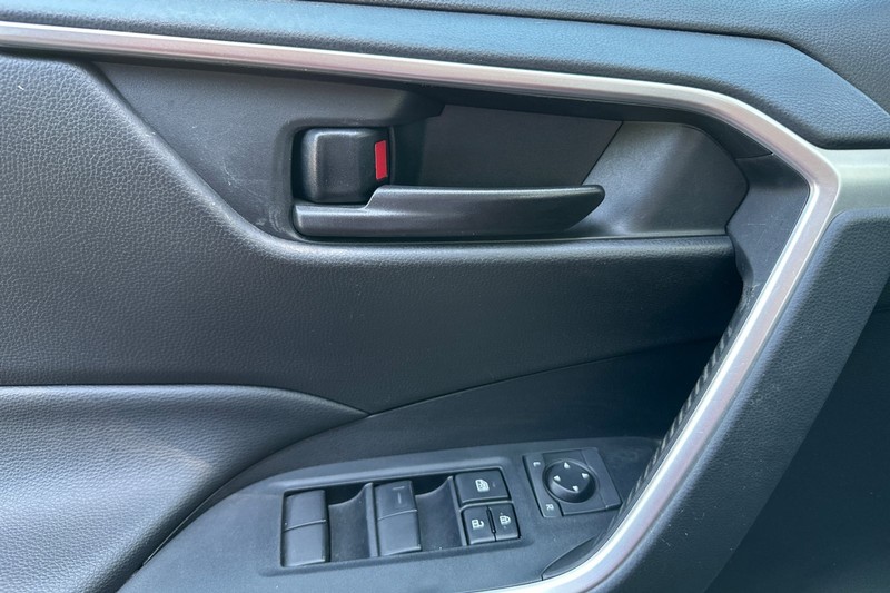 Toyota RAV4 Vehicle Full-screen Gallery Image 11