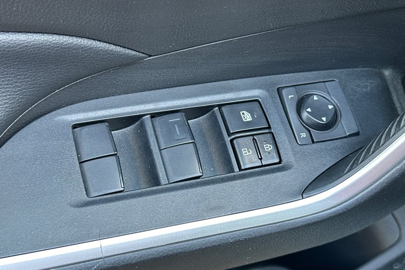 Toyota RAV4 Vehicle Full-screen Gallery Image 12