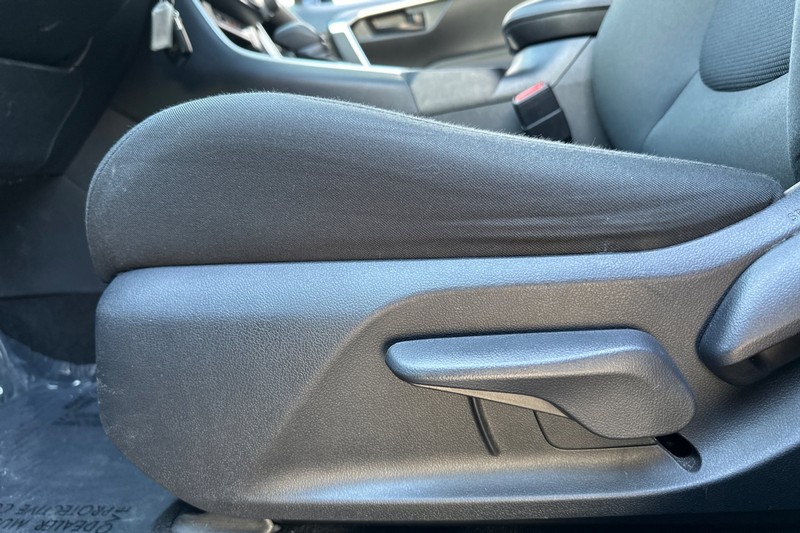 Toyota RAV4 Vehicle Full-screen Gallery Image 13