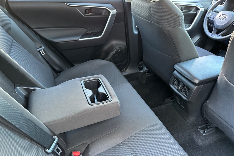 Toyota RAV4 Vehicle Full-screen Gallery Image 18