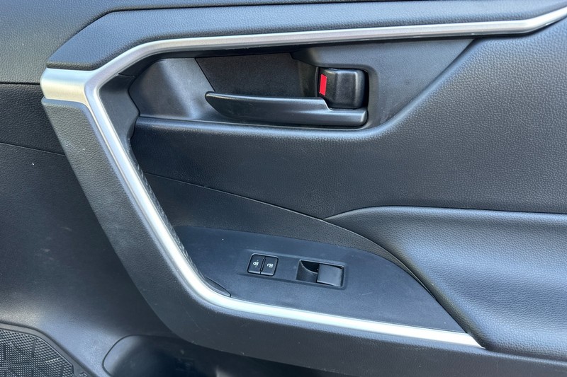 Toyota RAV4 Vehicle Full-screen Gallery Image 21
