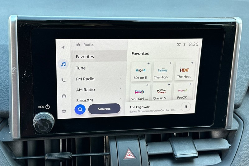 Toyota RAV4 Vehicle Full-screen Gallery Image 26