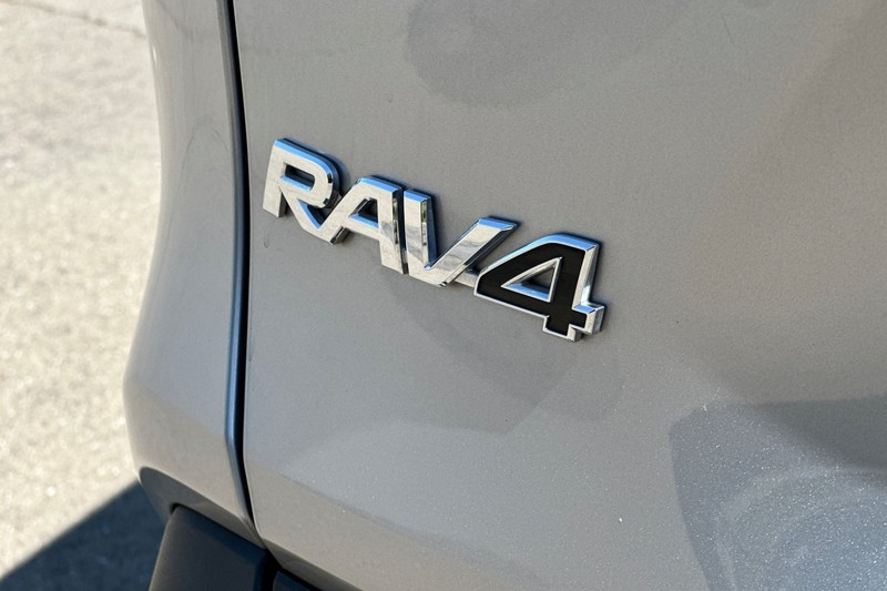 Toyota RAV4 Vehicle Full-screen Gallery Image 50
