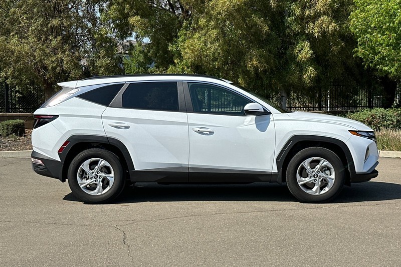 Hyundai Tucson Vehicle Full-screen Gallery Image 03