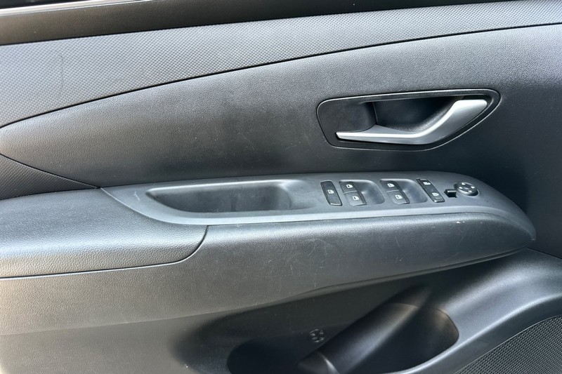 Hyundai Tucson Vehicle Full-screen Gallery Image 11