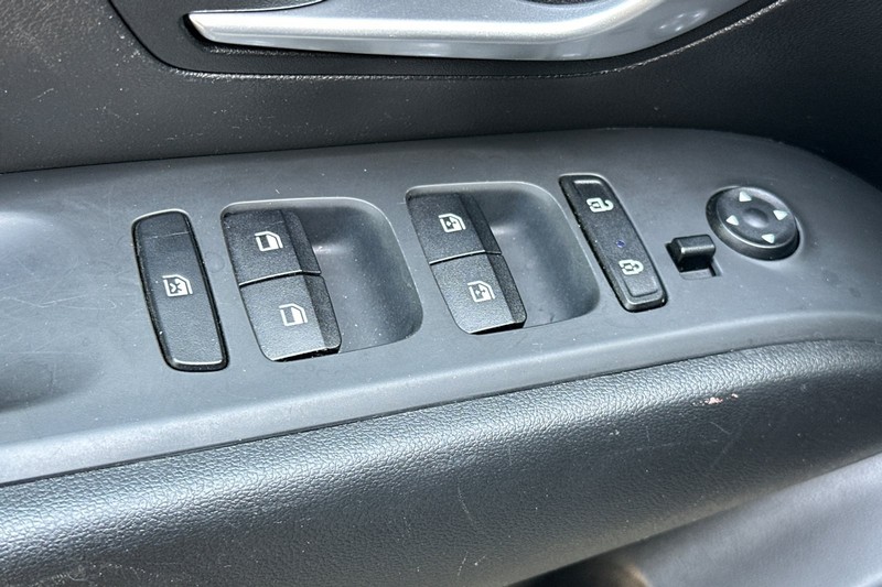 Hyundai Tucson Vehicle Full-screen Gallery Image 12