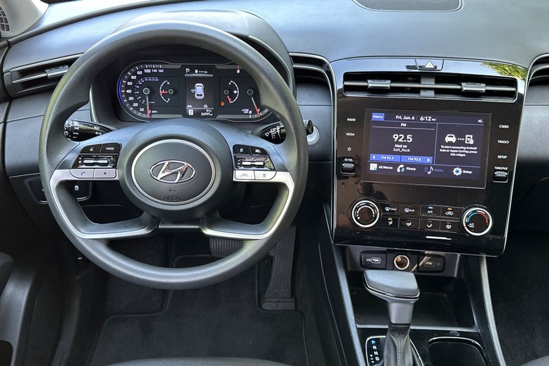 Hyundai Tucson Vehicle Full-screen Gallery Image 16